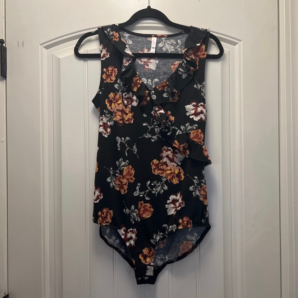 NWT Xhilaration 90s Remix Collection Women’s Ruffle V Neck Floral Bodysuit Sz M